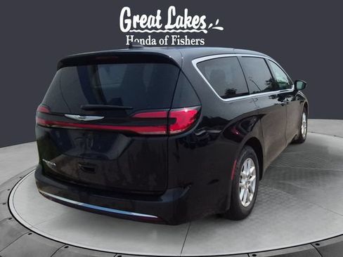 Used 2024 Chrysler Pacifica Touring-L FWD image 5