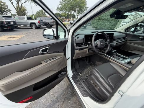 Used 2025 Kia Carnival EX FWD image 23
