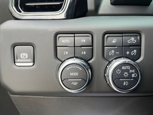Used 2025 GMC Sierra 1500 AT4 w/ AT4 Premium Package AWD/4WD image 23