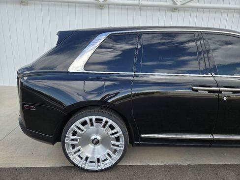 Used 2020 Rolls-Royce Cullinan Black Badge image 17