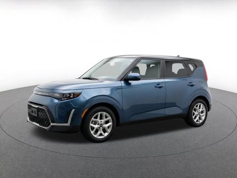 Used 2025 Kia Soul LX w/ LX Technology Package FWD image 3
