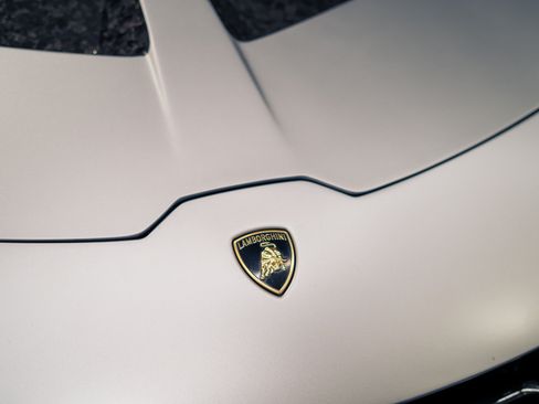 Used 2018 Lamborghini Huracan Performante AWD/4WD image 15