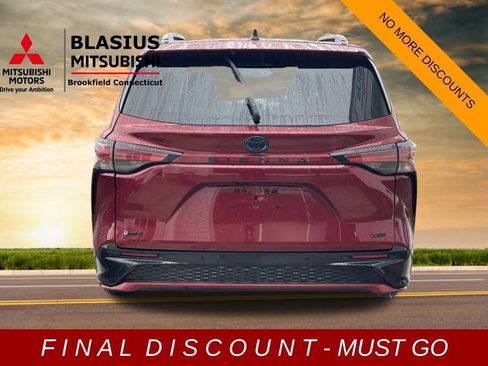 Used 2025 Toyota Sienna XSE w/ XSE Plus Package image 7