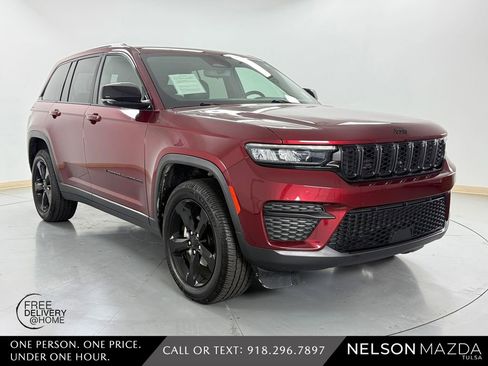 Used 2023 Jeep Grand Cherokee Altitude AWD/4WD image 4