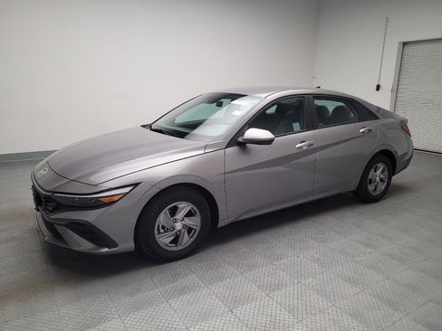 Used 2024 Hyundai Elantra SE FWD image 2