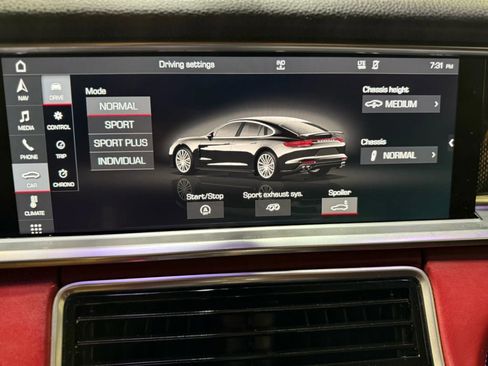 Used 2018 Porsche Panamera 4S image 33