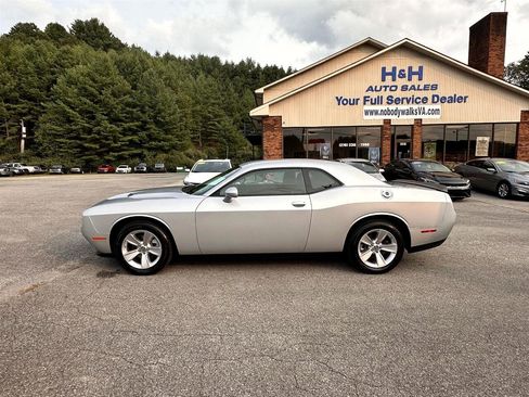 Used 2023 Dodge Challenger SXT image 8