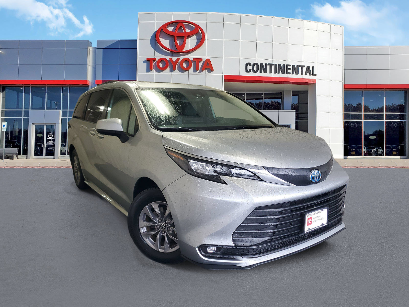 Certified 2025 Toyota Sienna XLE FWD image 2