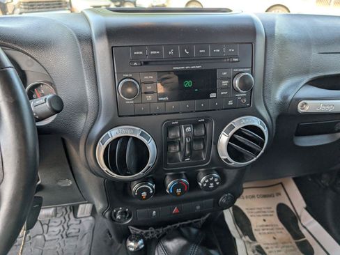 Used 2015 Jeep Wrangler Unlimited Sahara w/ Connectivity Group AWD/4WD image 18