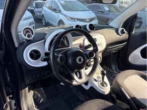 Used 2016 smart fortwo passion RWD image 15