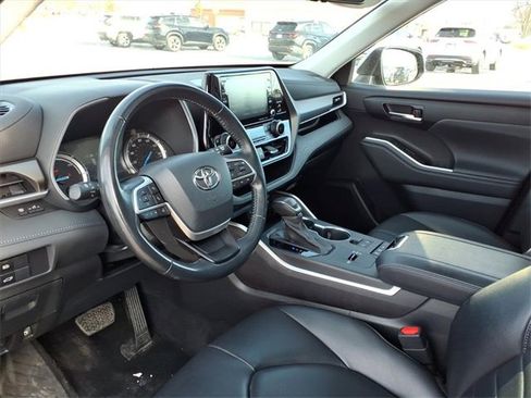 Used 2022 Toyota Highlander XLE image 13