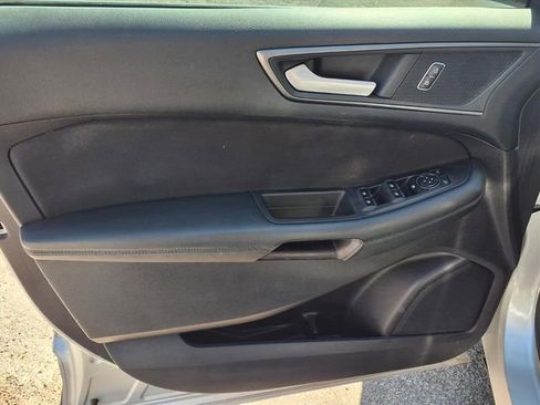 Used 2019 Ford Edge SE image 12