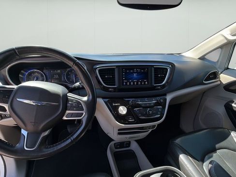 Used 2019 Chrysler Pacifica Touring-L image 12