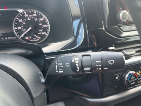 Used 2025 Nissan Pathfinder SV FWD image 17