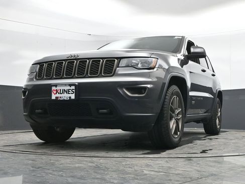 Used 2016 Jeep Grand Cherokee Laredo 75th Anniversary image 35