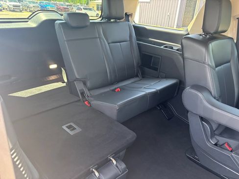Used 2024 Ford Expedition XLT AWD/4WD image 33