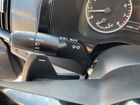 Used 2025 Nissan Pathfinder SL image 16