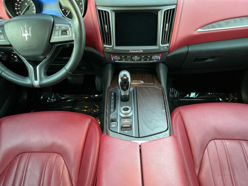 Used 2018 Maserati Levante GranLusso image 11