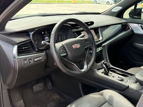 Used 2024 Cadillac XT6 Premium Luxury w/ Technology Package FWD image 4