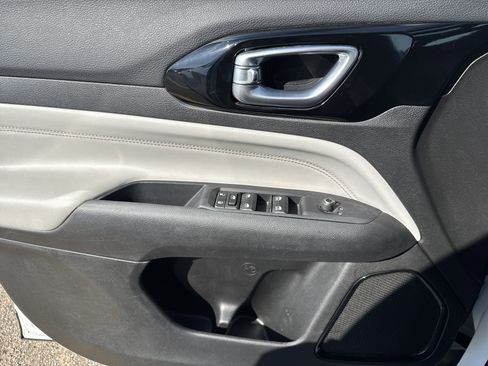 Used 2025 Jeep Compass Limited image 9