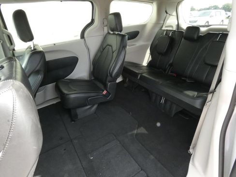 Used 2024 Chrysler Pacifica Touring-L FWD image 32