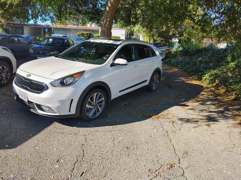 Used 2019 Kia Niro Touring image 2