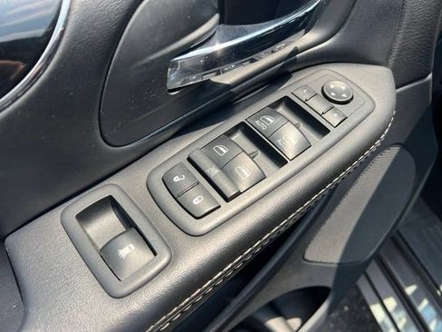 Used 2018 Dodge Grand Caravan SE FWD image 23