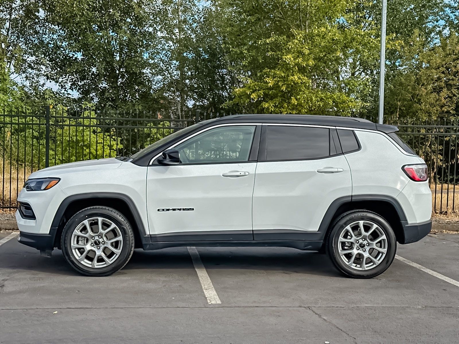 Used 2025 Jeep Compass Limited AWD/4WD image 6