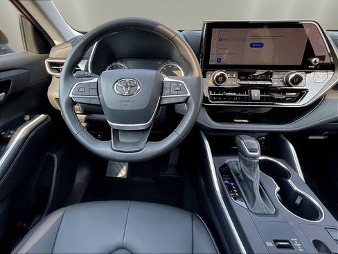 Used 2025 Toyota Highlander XLE FWD image 10