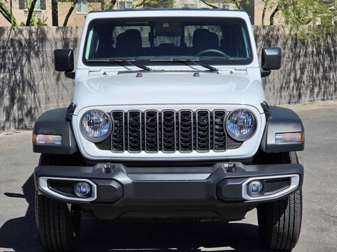 Used 2025 Jeep Gladiator Sport AWD/4WD image 3