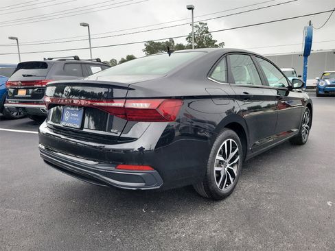 Certified 2025 Volkswagen Jetta SE image 5