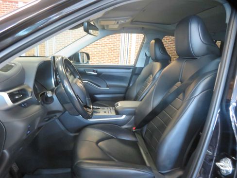 Used 2021 Toyota Highlander XLE AWD/4WD image 15