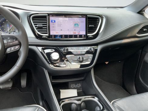 Used 2025 Chrysler Pacifica Limited FWD image 16