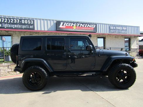 Used 2017 Jeep Wrangler Unlimited Sahara w/ Max Tow Package AWD/4WD image 5
