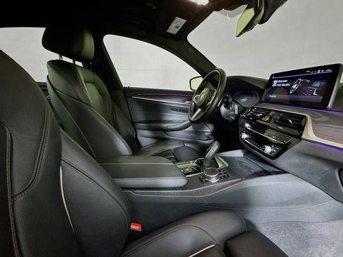 Used 2023 BMW 530e w/ M Sport Package image 28