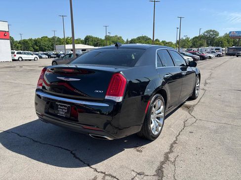 Used 2019 Chrysler 300 Limited RWD image 3