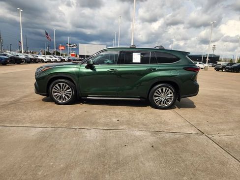 Used 2024 Toyota Highlander Platinum FWD image 4