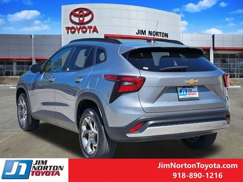 Used 2025 Chevrolet Trax LT w/ LT Convenience Package FWD image 8