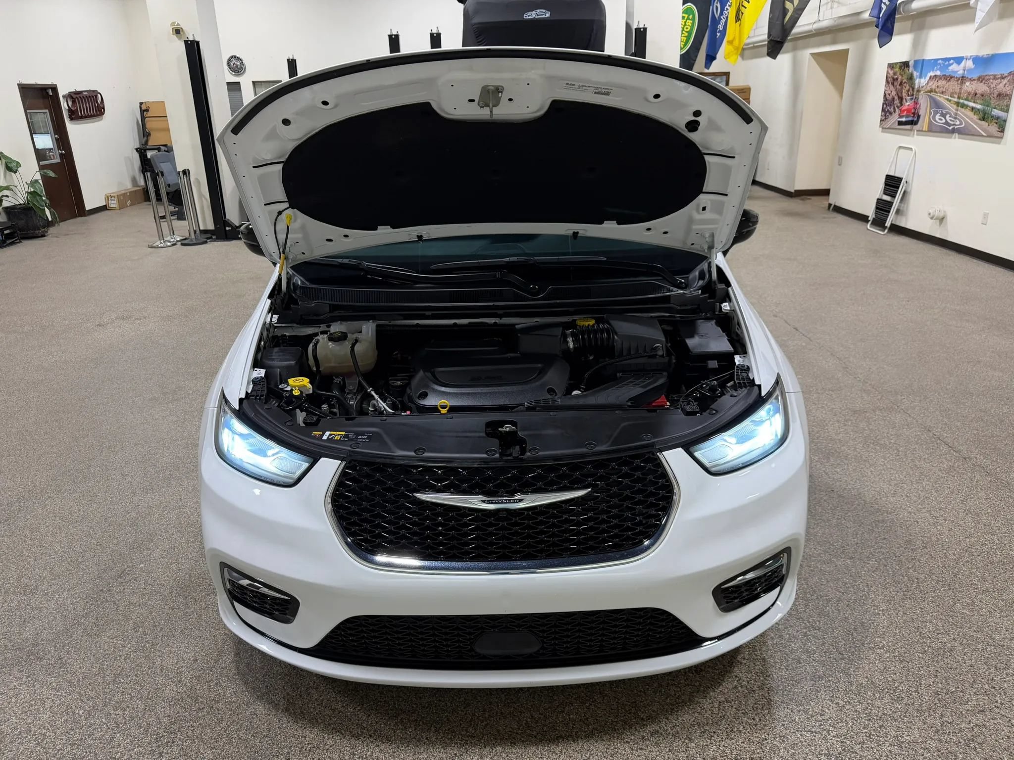 Used 2025 Chrysler Pacifica Select FWD image 62