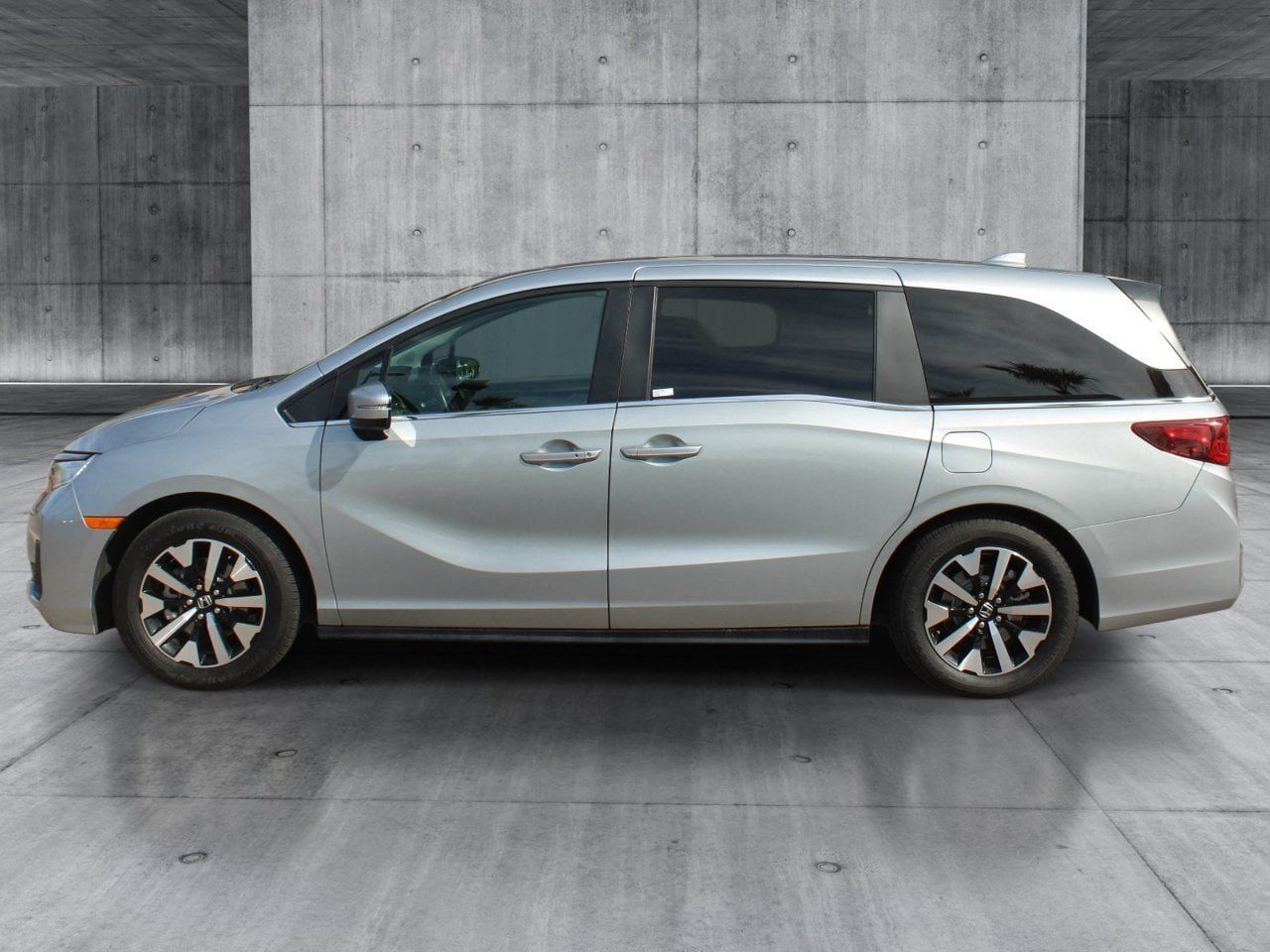 Used 2025 Honda Odyssey EX-L image 2