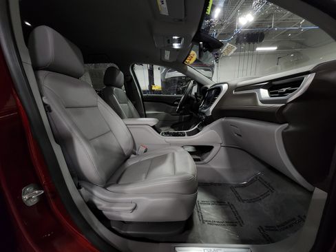 Used 2023 GMC Acadia SLT image 25