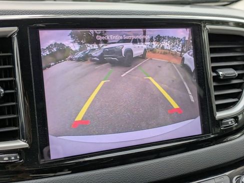 Used 2023 Chrysler Pacifica Touring-L image 21