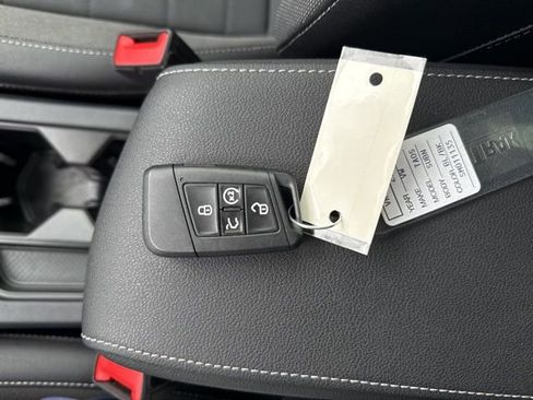 Certified 2025 Volkswagen Taos SE image 33