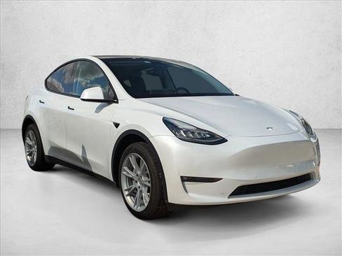 Used 2022 Tesla Model Y Long Range image 3