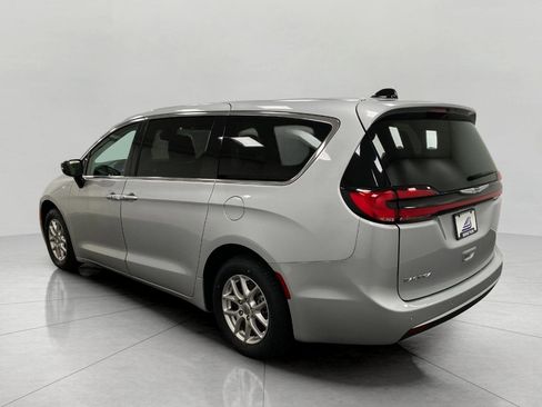 Used 2024 Chrysler Pacifica Touring-L image 8