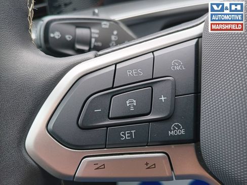 Used 2026 Volkswagen Tiguan SE AWD/4WD image 5