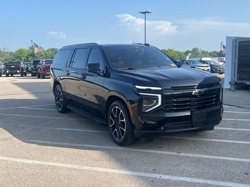 Used 2025 Chevrolet Suburban RST w/ RST Capability Package AWD/4WD image 8