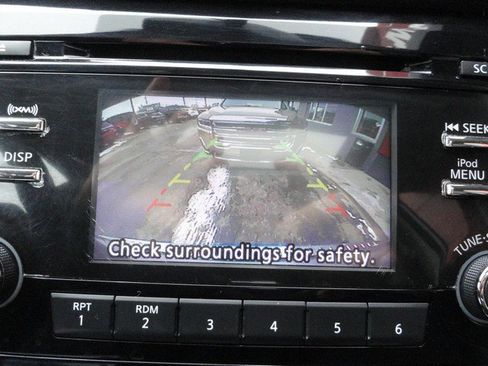 Used 2017 Nissan Rogue SV image 17