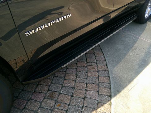 Used 2023 Chevrolet Suburban Premier image 8