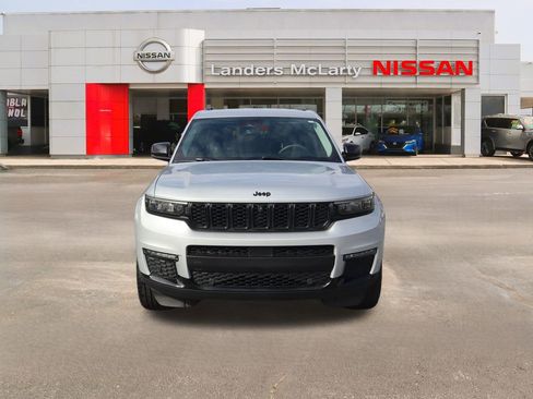 Used 2023 Jeep Grand Cherokee L Limited w/ Luxury Tech Group II image 8